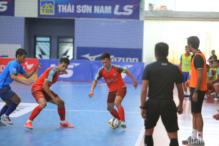 Một tình huống tranh chấp giữa cầu thủ 2 Câu lạc bộ Cao Bằng (áo xanh) và Sanvinest Khánh Hoà (áo đỏ)