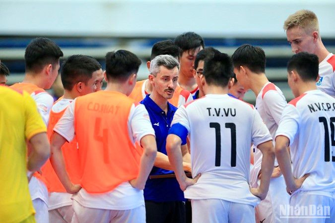 Cầu thủ Câu lạc bộ Thái Sơn Nam rất quyết tâm trước đối thủ để giữ vững ngôi đầu sau vòng thi đấu 12. Cầu thủ Câu lạc bộ Thái Sơn Nam rất quyết tâm trước đối thủ để giữ vững ngôi đầu sau vòng thi đấu 12.