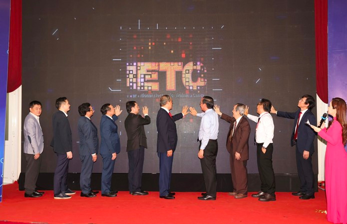 Lãnh đạo Trung ương và Thành phố Hồ Chí Minh nhấn nút khánh thành Trung tâm đào tạo điện tử quốc tế.