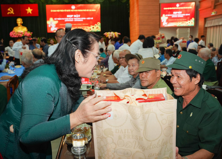 Lãnh đạo Ủy ban Mặt trận Tổ quốc Thành phố Hồ Chí Minh trao quà cho một thương binh.
