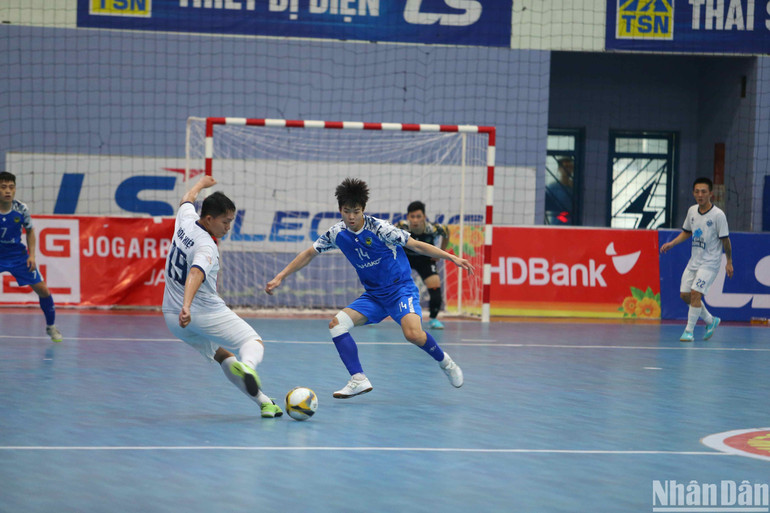 Một pha tấn công của các cầu thủ Câu lạc bộ GFDI Sông Hàn (áo trắng) trước Câu lạc bộ Sahako (áo xanh)