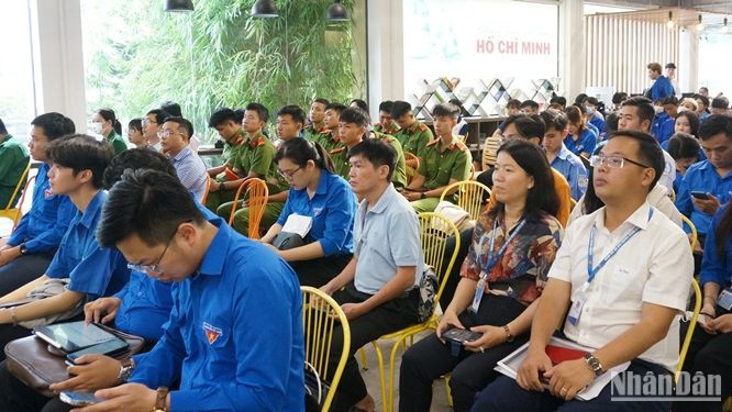 Nhiều bạn trẻ cùng lắng nghe tại buổi giao lưu.