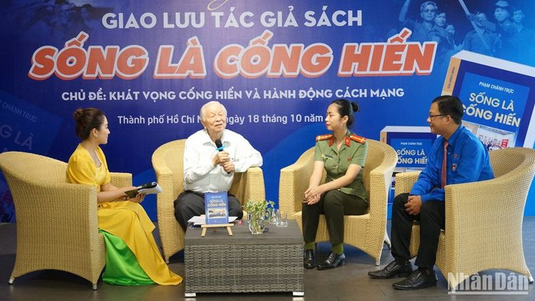 Các khách mời cùng giao lưu với tác giả Phạm Chánh Trực (áo trắng).