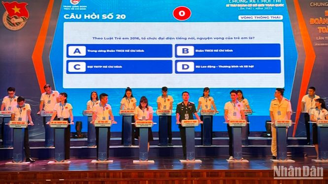 Các thí sinh dự thi phần thi Thông thái.