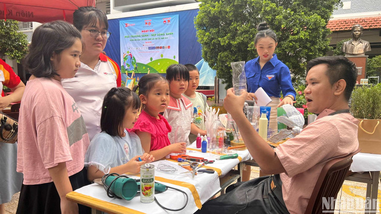 Nhiều bạn thanh, thiếu nhi thích thú với các món đồ chơi tái chế từ rác thải.