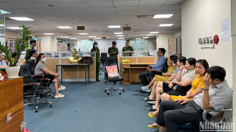 Cơ quan Cảnh sát Điều tra, Công an Thành phố khám xét trụ sở Công ty HDTC, thu giữ nhiều tài liệu, vật chứng có liên quan. Cơ quan Cảnh sát Điều tra, Công an Thành phố khám xét trụ sở Công ty HDTC, thu giữ nhiều tài liệu, vật chứng có liên quan.