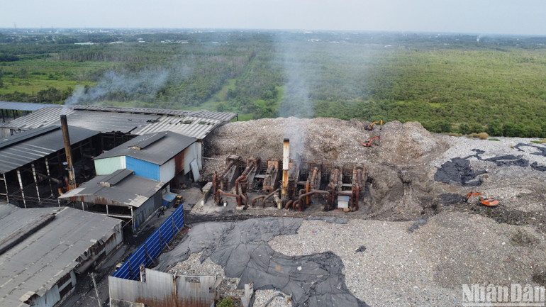 Cơ sở hạ tầng, công nghệ xử lý lạc hậu được cho là nguyên nhân chính khiến vấn nạn mùi hôi không được xử lý triệt để.