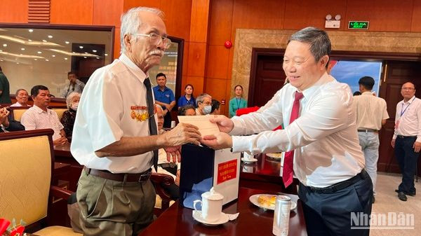 Lãnh đạo Thành phố Hồ Chí Minh trao quà tri ân cho các gia đình có công với cách mạng nhân kỷ niệm 76 năm Ngày Thương binh-Liệt sĩ.