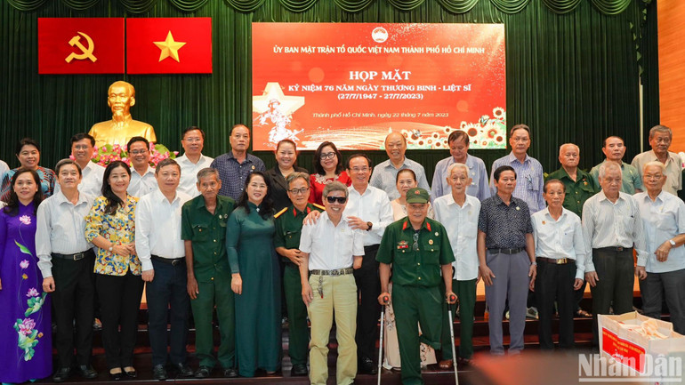 Bí thư Thành ủy Thành phố Hồ Chí Minh Nguyễn Văn Nên chụp hình lưu niệm cùng các thương binh, bệnh binh và đại diện gia đình chính sách.