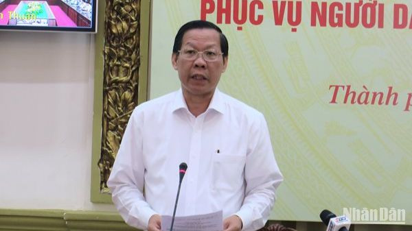 Chủ tịch Ủy ban nhân dân Thành phố Hồ Chí Minh phát biểu tại hội nghị.