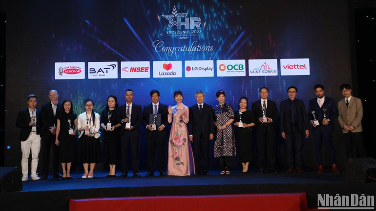 Anphabe và các đơn vị vinh danh các nhân sự xuất sắc năm 2023.