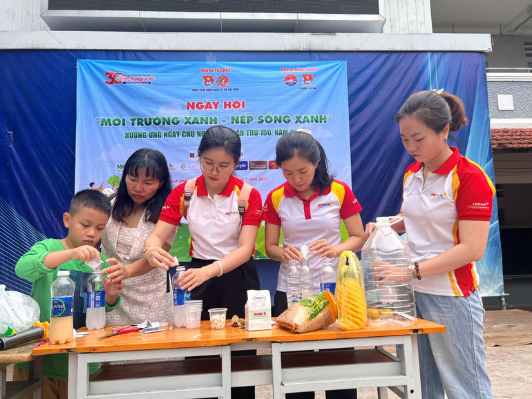 Nhiều người thích thú với việc công thức pha chế men vi sinh để thay thế các loại hóa chất dùng để tẩy rửa trên thị trường.