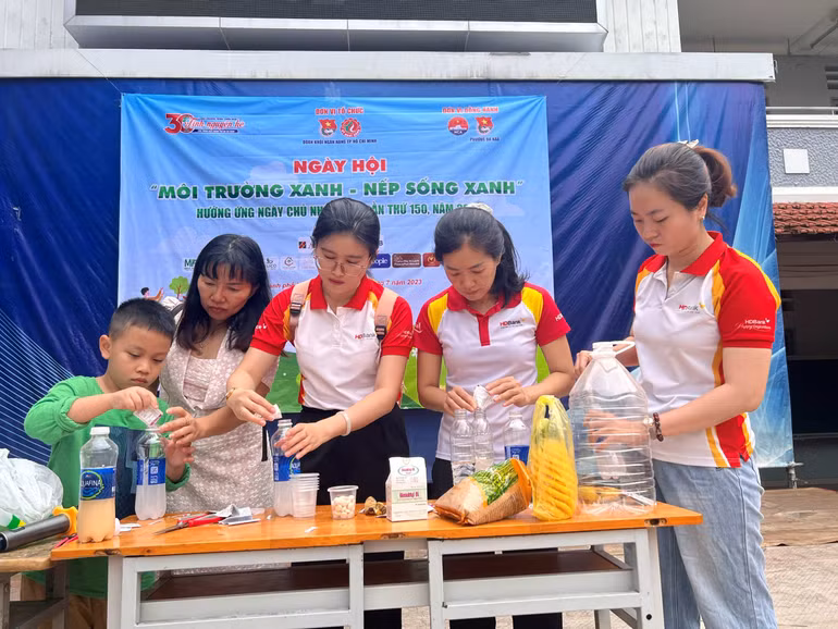 Nhiều người thích thú với việc công thức pha chế men vi sinh để thay thế các loại hóa chất dùng để tẩy rửa trên thị trường.