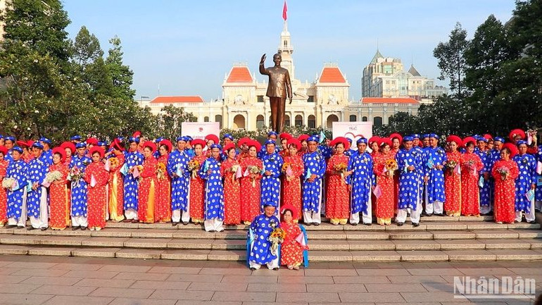 Từ sáng sớm, các cặp đôi có mặt tại phố đi bộ Nguyễn Huệ (phường Bến Nghé, quận 1) để thực hiện Lễ dâng hoa Chủ tịch Hồ Chí Minh và tham gia diễu hành trên xe hoa. Từ sáng sớm, các cặp đôi có mặt tại phố đi bộ Nguyễn Huệ (phường Bến Nghé, quận 1) để thực hiện Lễ dâng hoa Chủ tịch Hồ Chí Minh và tham gia diễu hành trên xe hoa.