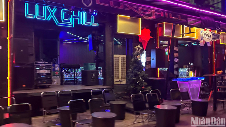 Một quán nhậu kết hợp quầy bar trên đường Phạm Văn Đồng (quận Bình Thạnh) vắng khách dù đang giờ cao điểm. Một quán nhậu kết hợp quầy bar trên đường Phạm Văn Đồng (quận Bình Thạnh) vắng khách dù đang giờ cao điểm.