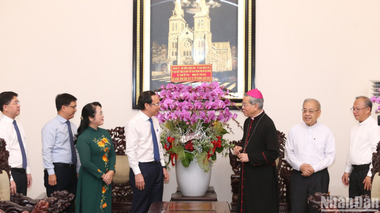 Đoàn lãnh đạo Thành phố Hồ Chí Minh chúc mừng giáng sinh Tổng Giáo phận Thành phố Hồ Chí Minh.