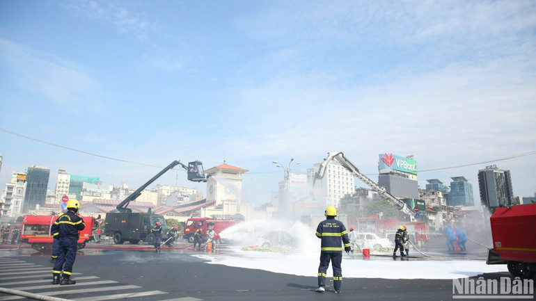 Các lực lượng chức năng phối hợp diễn tập.