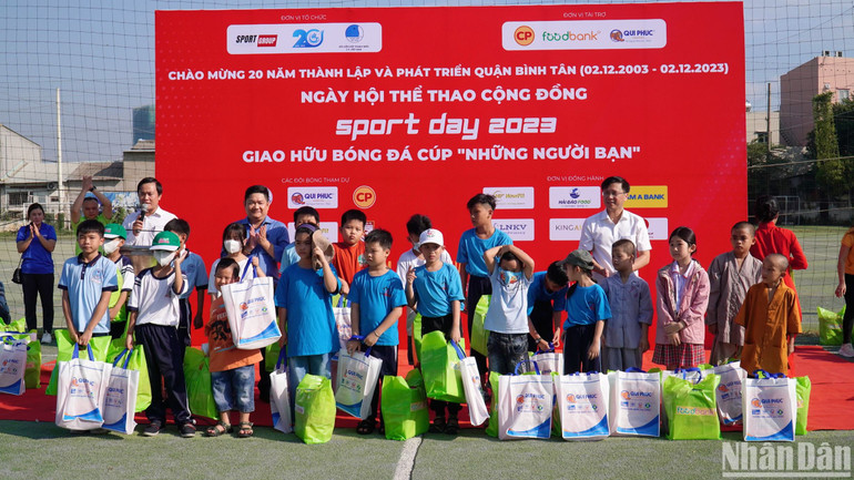 Các em nhỏ nhận quà tại Ngày hội thể thao cộng đồng được tổ chức ngày 12/11. Các em nhỏ nhận quà tại Ngày hội thể thao cộng đồng được tổ chức ngày 12/11.