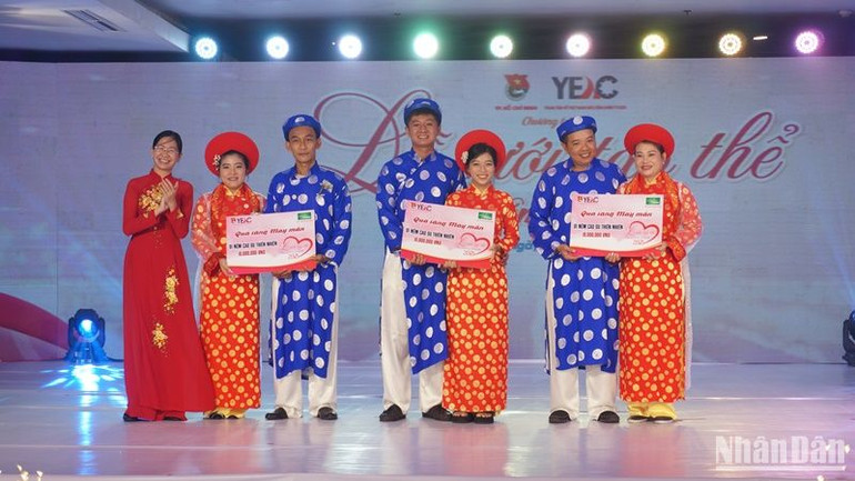 Ban Tổ chức trao quà tặng cho các cặp đôi may mắn theo hình thức quay số ngẫu nhiên. Ngoài việc được tổ chức một lễ cưới trang trọng, đầy ý nghĩa, Ban Tổ chức sẽ xem xét trao tặng Nhà tình bạn, Căn phòng mơ ước cho các cặp đôi có hoàn cảnh khó khăn. Ban Tổ chức trao quà tặng cho các cặp đôi may mắn theo hình thức quay số ngẫu nhiên. Ngoài việc được tổ chức một lễ cưới trang trọng, đầy ý nghĩa, Ban Tổ chức sẽ xem xét trao tặng Nhà tình bạn, Căn phòng mơ ước cho các cặp đôi có hoàn cảnh khó khăn.