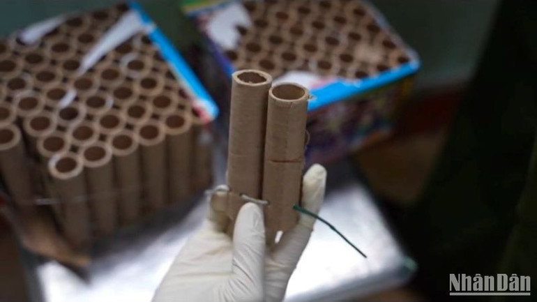 Một trong các loại pháo nổ do các đối tượng vận chuyển, tàng trữ. (Ảnh: Công an cung cấp)