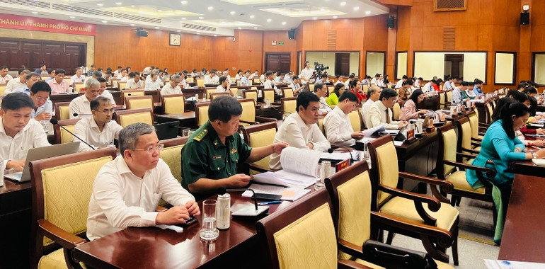 Các đại biểu Hội đồng nhân dân dự họp. (Ảnh: TÙNG QUANG)