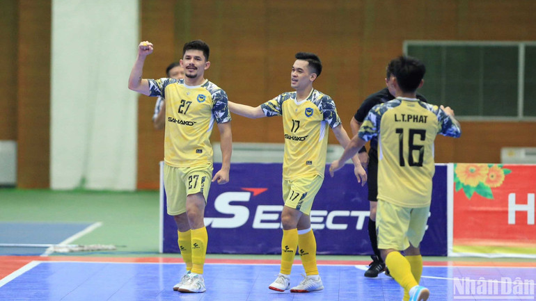 Các cầu thủ Sahako dù có chiến thắng đậm 8-3 nhưng không thể bảo vệ danh hiệu vô địch mùa giải năm ngoái. Các cầu thủ Sahako dù có chiến thắng đậm 8-3 nhưng không thể bảo vệ danh hiệu vô địch mùa giải năm ngoái.