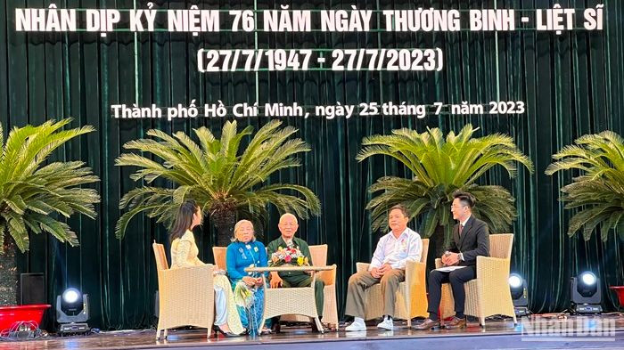 Đại diện các gia đình có công giao lưu tại buổi họp mặt.