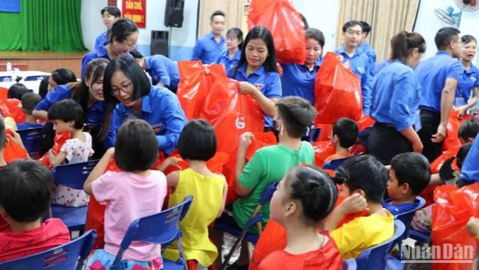 Các thí sinh tham dự vòng Chung kết tham gia hoạt động tặng quà cho các em thiếu nhi có hoàn cảnh khó khăn tại Thành phố Hồ Chí Minh.