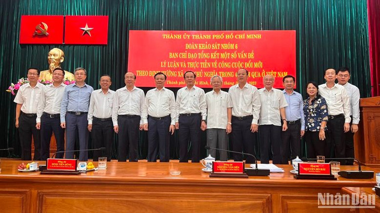 Các đại biểu chụp hình lưu niệm sau buổi làm việc.