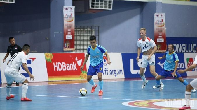 Câu lạc bộ Thái Sơn Nam (áo trắng) giành thắng lợi 2-0 trước Sanvinest Khánh Hòa để tiếp tục dẫn đầu bảng xếp hạng. Câu lạc bộ Thái Sơn Nam (áo trắng) giành thắng lợi 2-0 trước Sanvinest Khánh Hòa để tiếp tục dẫn đầu bảng xếp hạng.