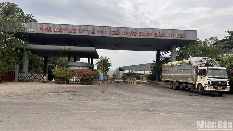 Một trong hai bãi rác lớn tại đây do Công ty CP Đầu tư Phát triển Tâm Sinh Nghĩa đầu tư, trong đó giai đoạn 1, vốn của nhà máy đốt rác phát điện là 5.000 tỷ đồng, công suất xử lý rác khoảng 1.000 tấn/ngày.