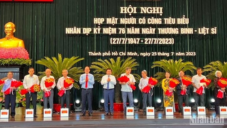 Lãnh đạo thành phố tặng hoa, quà cho các đại biểu dự họp mặt.
