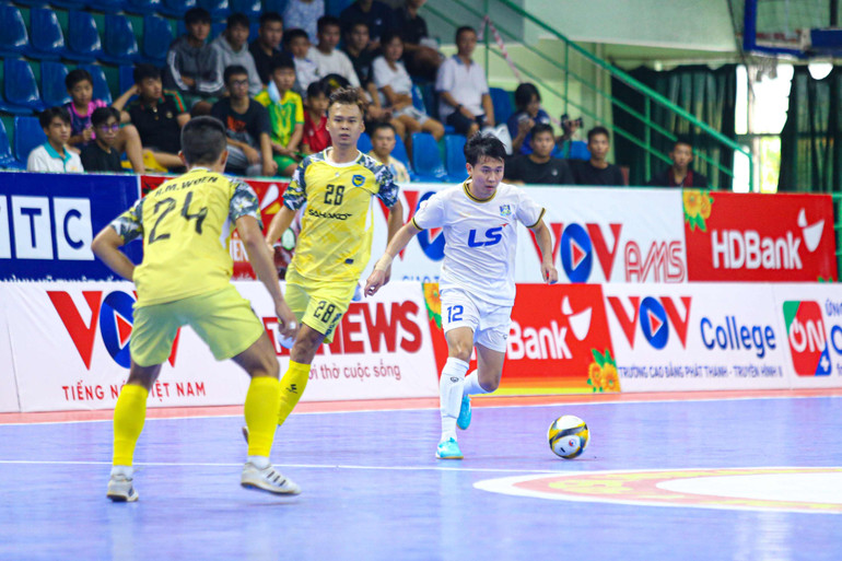 Trận đấu hấp dẫn giữa Thái Sơn Bắc và Sahako (áo vàng).