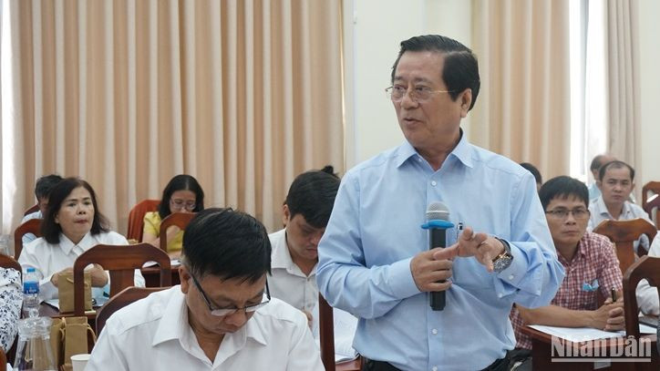 Đại diện Hội đồng tư vấn về Dân chủ - Pháp luật thảo luận tại hội nghị. Đại diện Hội đồng tư vấn về Dân chủ - Pháp luật thảo luận tại hội nghị.