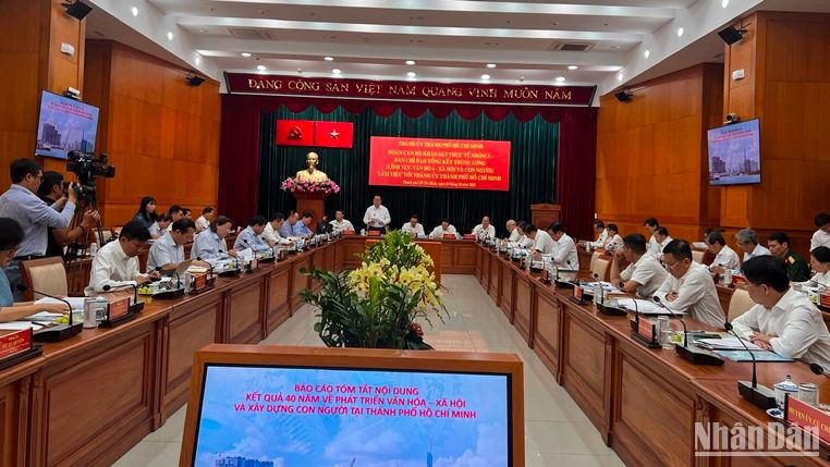 Các đại biểu dự buổi làm việc.