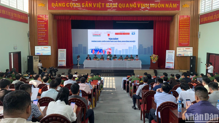 Các đại biểu dự tọa đàm.