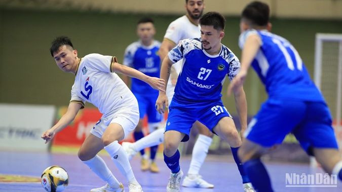 Pha tranh chấp bóng giữa cầu thủ hai Câu lạc bộ Thái Sơn Bắc-Sahako (áo xanh). Pha tranh chấp bóng giữa cầu thủ hai Câu lạc bộ Thái Sơn Bắc-Sahako (áo xanh).