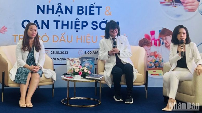 Các diễn giả tại hội thảo trao đổi về vấn đề trẻ em phổ tự kỷ