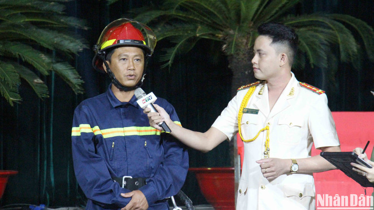Giao lưu cùng Trung tá Nguyễn Chí Thành, Phó Đội trưởng Đội Công tác chữa cháy và cứu nạn, cứu hộ, Công an Thành phố Hồ Chí Minh. (Ảnh: THẾ ANH) Giao lưu cùng Trung tá Nguyễn Chí Thành, Phó Đội trưởng Đội Công tác chữa cháy và cứu nạn, cứu hộ, Công an Thành phố Hồ Chí Minh. (Ảnh: THẾ ANH)