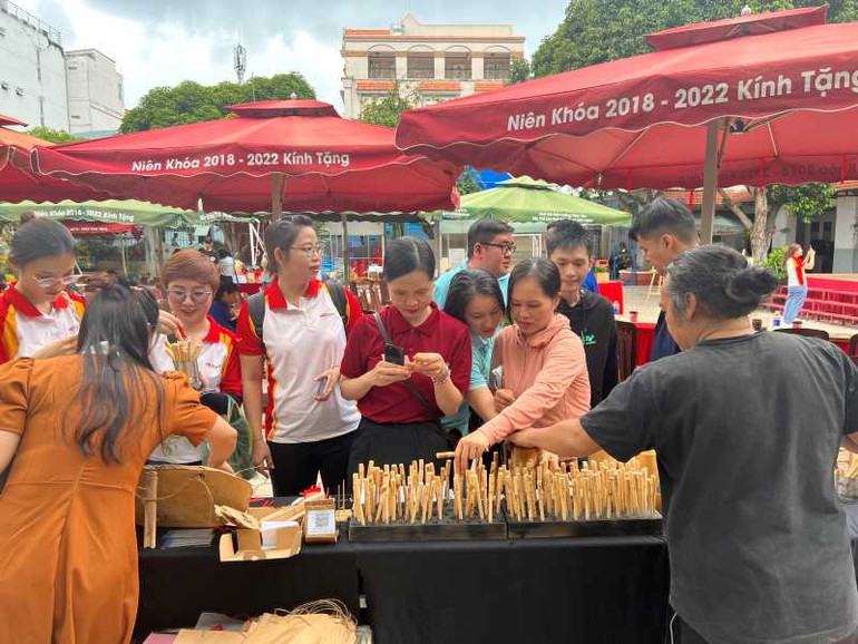 Gian hàng bút viết làm bằng chất liệu tre trưng bày tại chương trình.