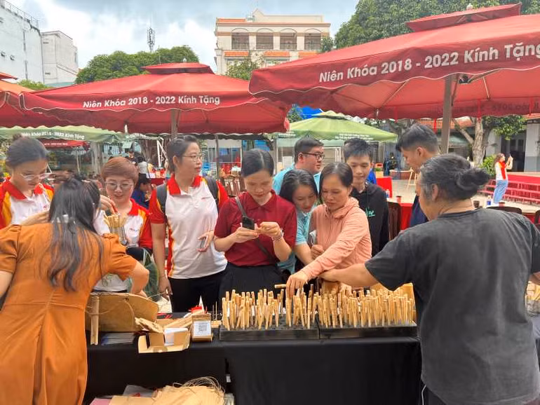 Gian hàng bút viết làm bằng chất liệu tre trưng bày tại chương trình.