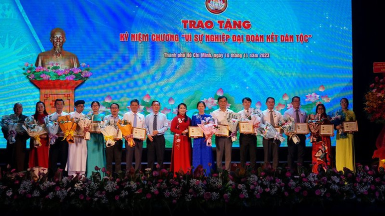 Trao tặng Kỷ niệm chương “Vì sự nghiệp Đại đoàn kết dân tộc”
