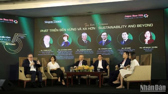 Các chuyên gia và doanh nghiệp trao đổi tại Tọa đàm với chủ đề “Phát triển bền vững và xa hơn” tại chương trình. (Ảnh: Lê Vũ)