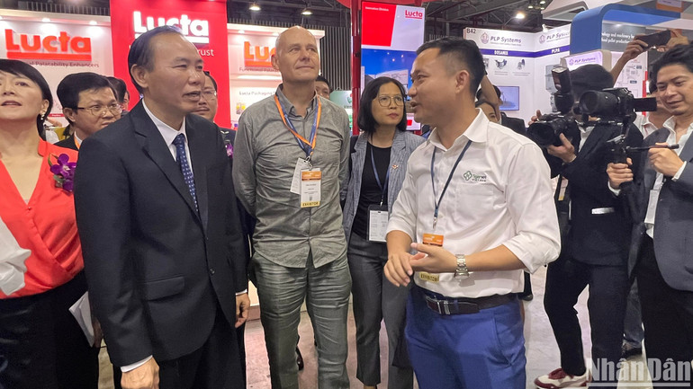 Lãnh đạo Bộ Nông nghiệp và Phát triển Nông thôn tham quan các gian hàng triển lãm