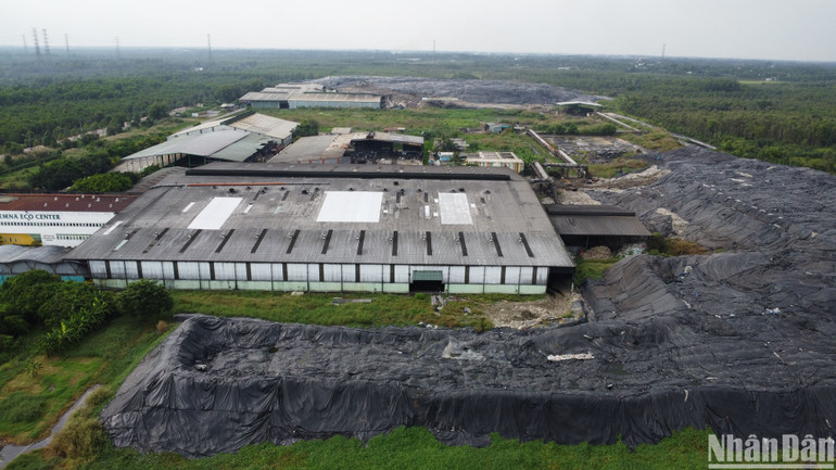 Toàn cảnh bãi rác phủ bạt chờ để xử lý của công ty CP Vietstar.