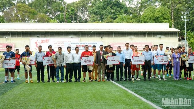 Ban Tổ chức tặng hoa và chúc mừng các đội bóng tham dự vòng loại khu vực phía nam