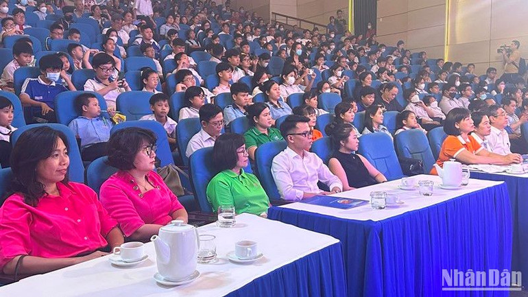 Các đại biểu và các em dự chương trình.