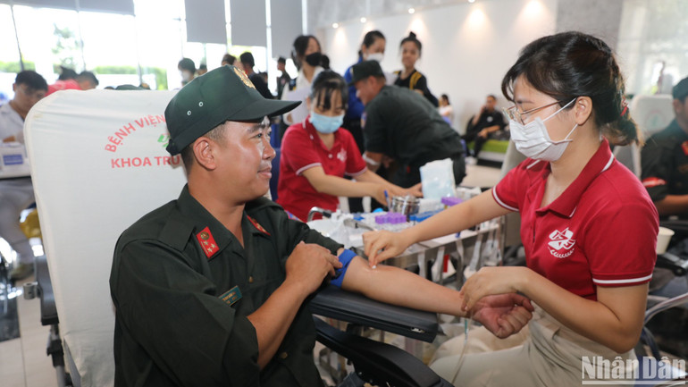 Cán bộ, chiến sĩ cảnh sát cơ động tham gia hiến máu nhân đạo.