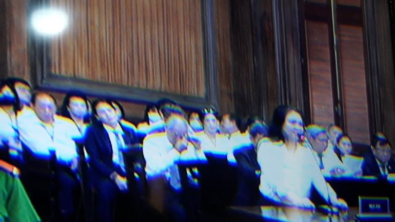 Bị cáo Nguyễn Phương Hằng trong phần trả lời trước tòa. (Ảnh chụp qua màn hình tivi)