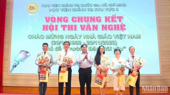 PGS, TS Nguyễn Quốc Dũng, Bí thư Đảng ủy, Giám đốc Học viện Chính trị khu vực II tặng hoa cho đại diện các tiết mục xuất sắc.